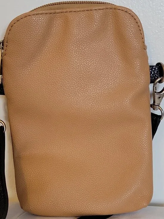 Tan crossbody bag, giraffe applique, detachable strap, silver hardware fannypack - Picture 3 of 8